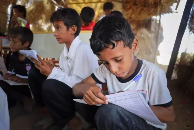 Yemen'de çatışmalar nedeniyle okulları yıkılan öğrenciler çadırlarda eğitim görüyor