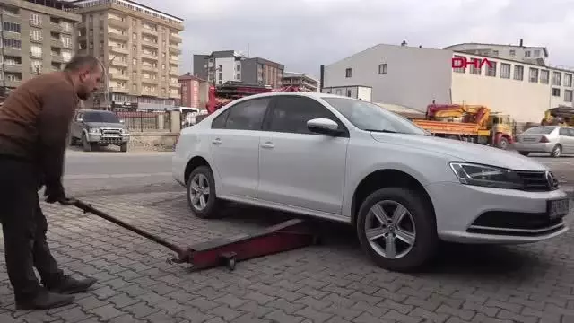 YÜKSEKOVA'DA İKİNCİ EL KIŞ LASTİĞİNE YOĞUN İLGİ