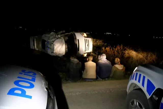 Son dakika haberi... Düzensiz göçmenleri taşıyan minibüs polisten kaçarken tarlaya devrildi