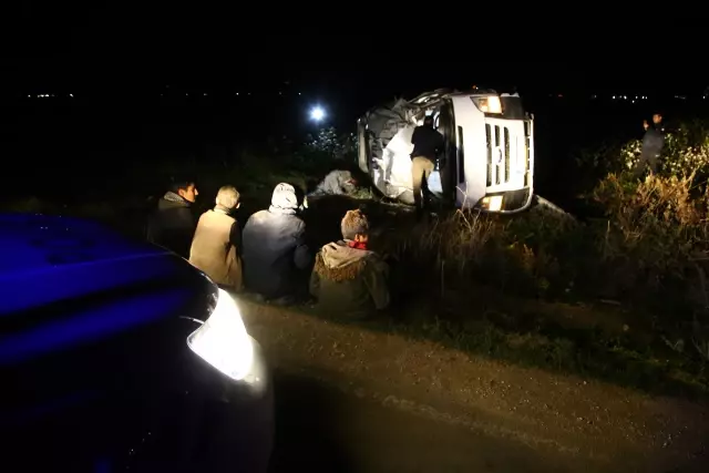 Son dakika haberi... Düzensiz göçmenleri taşıyan minibüs polisten kaçarken tarlaya devrildi