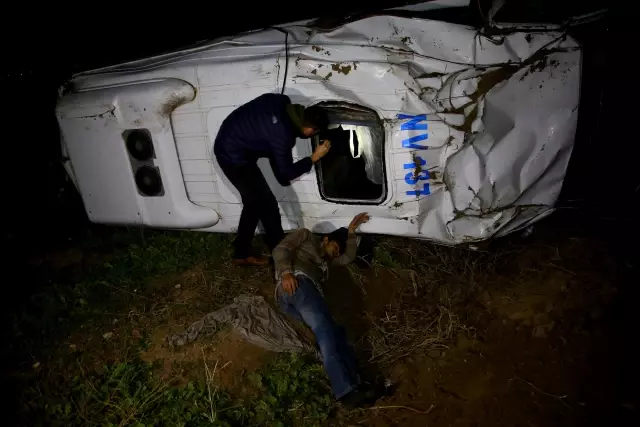Son dakika haberi... Düzensiz göçmenleri taşıyan minibüs polisten kaçarken tarlaya devrildi