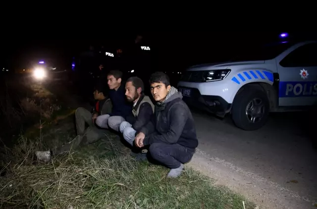 Son dakika haberi... Düzensiz göçmenleri taşıyan minibüs polisten kaçarken tarlaya devrildi