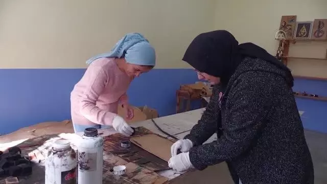 AFYONKARAHİSAR - Manda derisi kadınların ellerinde şekilleniyor