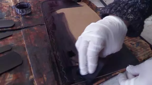 AFYONKARAHİSAR - Manda derisi kadınların ellerinde şekilleniyor