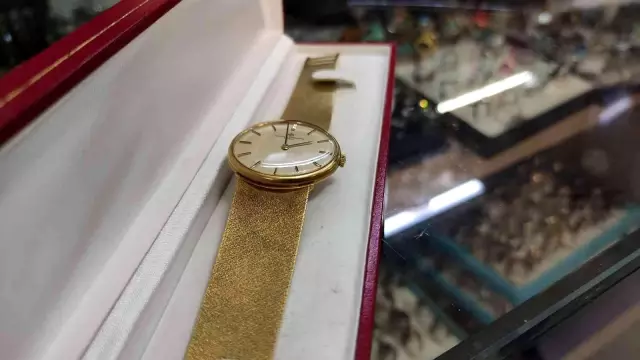 Altından yapılan yüz yıllık saat 10 bin dolara satışa çıktı