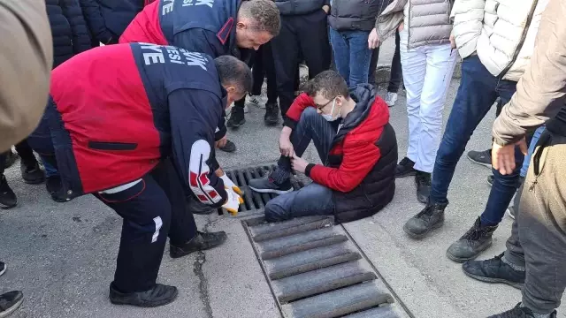 Ayağı mazgala sıkışan liseli öğrenciyi itfaiye ekipleri kurtardı