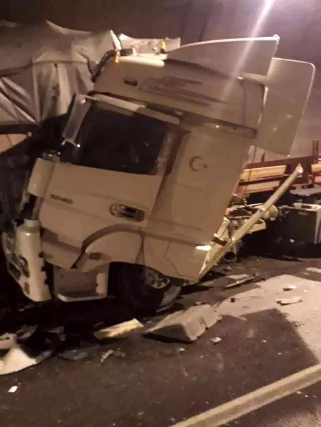 Son dakika haberi... Aydın-İzmir Otoyolu'nda 3 ayrı noktada 6 araçlı kaza: 2 yaralı