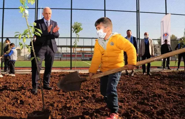 Başkan Gültak, engelli çocuklarla birlikte fidan dikti