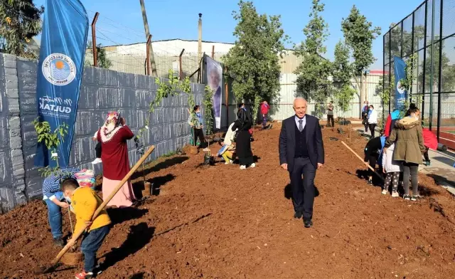 Başkan Gültak, engelli çocuklarla birlikte fidan dikti
