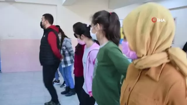 Bu çocuklar geleneksel Türk kültürü ile teknolojiyi bir araya getirdi