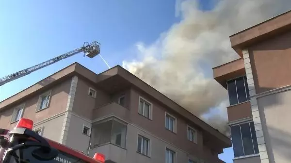 BÜYÜKÇEKMECE'DE 5 KATLI BİNANIN ÇATISI ALEVLERE TESLİM OLDU