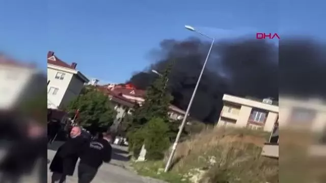 BÜYÜKÇEKMECE'DE 5 KATLI BİNANIN ÇATISI ALEVLERE TESLİM OLDU - 2