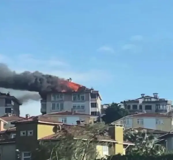 BÜYÜKÇEKMECE'DE 5 KATLI BİNANIN ÇATISI ALEVLERE TESLİM OLDU