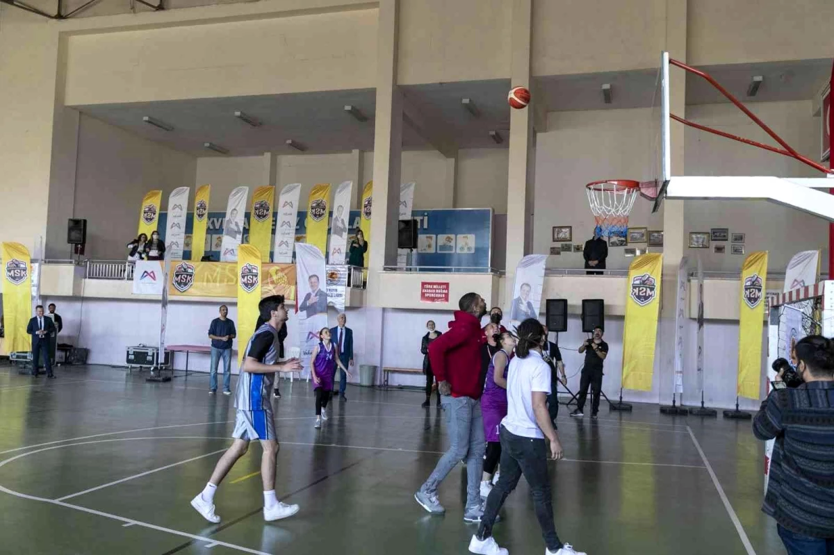 Büyükşehir Belediyesinin basketbolcuları, genç yeteneklerle buluştu