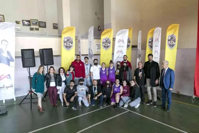 Büyükşehir Belediyesinin basketbolcuları, genç yeteneklerle buluştu