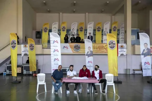 Büyükşehir Belediyesinin basketbolcuları, genç yeteneklerle buluştu