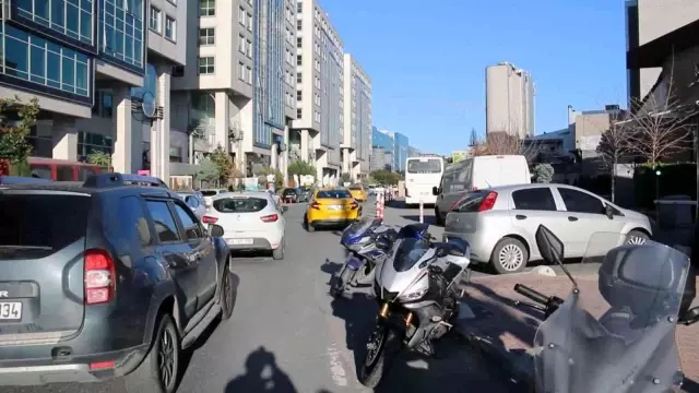 Caddeyi motosiklet sergisine çevirdiler trafik çileye dönüştü