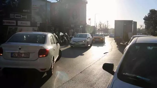 Caddeyi motosiklet sergisine çevirdiler trafik çileye dönüştü