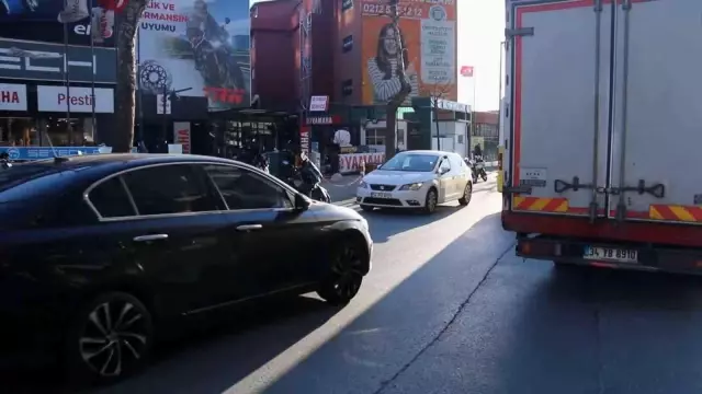 Caddeyi motosiklet sergisine çevirdiler trafik çileye dönüştü