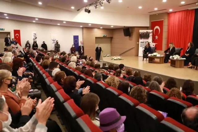 Çiğli'de kadının siyasetteki yeri anlatıldı