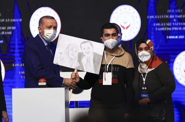 Cumhurbaşkanı Erdoğan'ı duygulandıran hediye! Engelli gencin elini öperek karşılık verdi