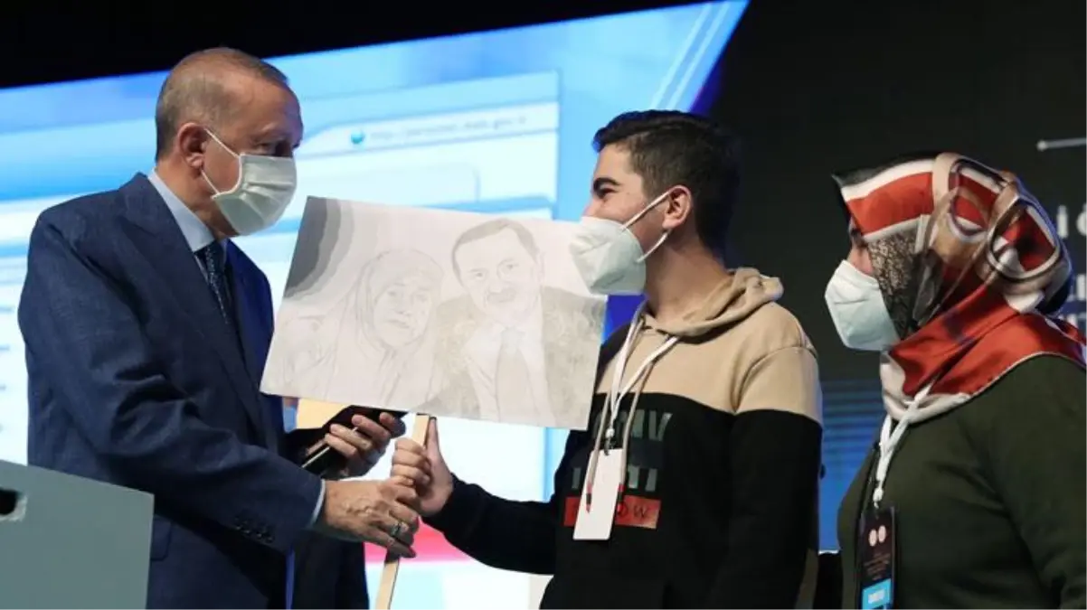 Cumhurbaşkanı Erdoğan'ı duygulandıran hediye! Engelli gencin elini öperek karşılık verdi