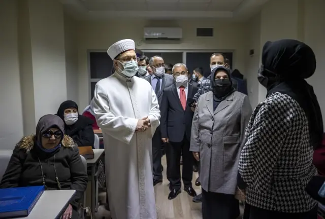 Diyanet İşleri Başkanı Erbaş'tan işitme ve görme engelli kursiyerlere ziyaret