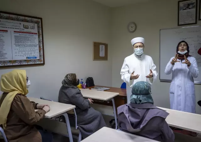 Diyanet İşleri Başkanı Erbaş'tan işitme ve görme engelli kursiyerlere ziyaret