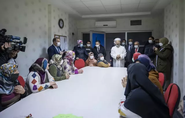 Diyanet İşleri Başkanı Erbaş'tan işitme ve görme engelli kursiyerlere ziyaret