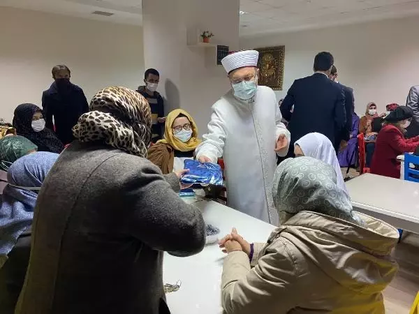 Diyanet İşleri Başkanı Erbaş'tan işitme ve görme engelli kursiyerlere ziyaret
