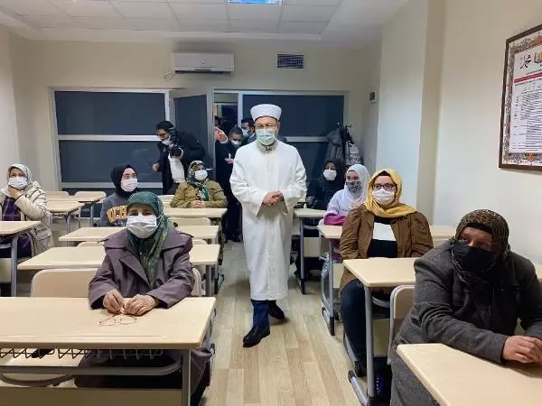 Diyanet İşleri Başkanı Erbaş'tan işitme ve görme engelli kursiyerlere ziyaret