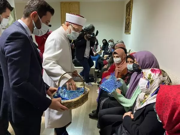 Diyanet İşleri Başkanı Erbaş'tan işitme ve görme engelli kursiyerlere ziyaret