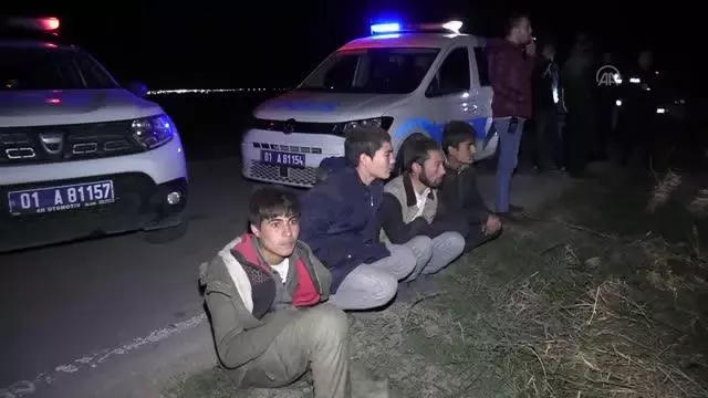 Son dakika haberi... Düzensiz göçmenleri taşıyan minibüs polisten kaçarken tarlaya devrildi