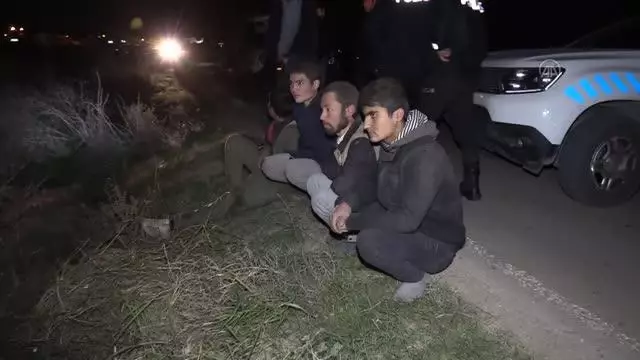 Son dakika haberi... Düzensiz göçmenleri taşıyan minibüs polisten kaçarken tarlaya devrildi