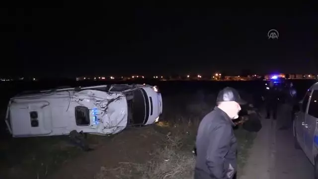 Son dakika haberi... Düzensiz göçmenleri taşıyan minibüs polisten kaçarken tarlaya devrildi