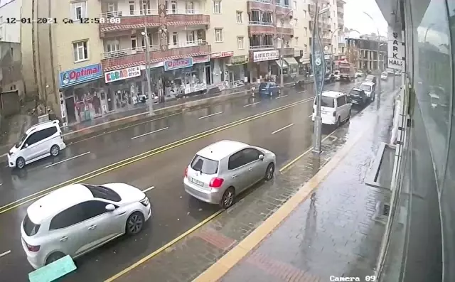 El freni çekilmeyen kamyonet 15 araca hasar verdi