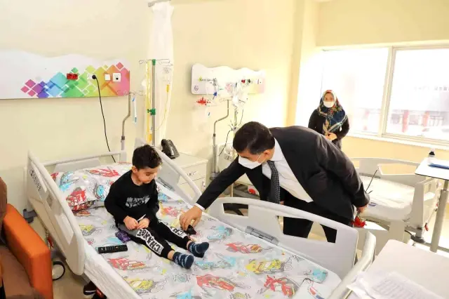 Fadıloğlu, engelli personeli ve hasta çocukları ziyaret etti
