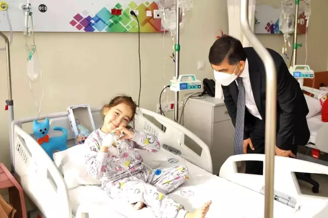 Fadıloğlu, engelli personeli ve hasta çocukları ziyaret etti