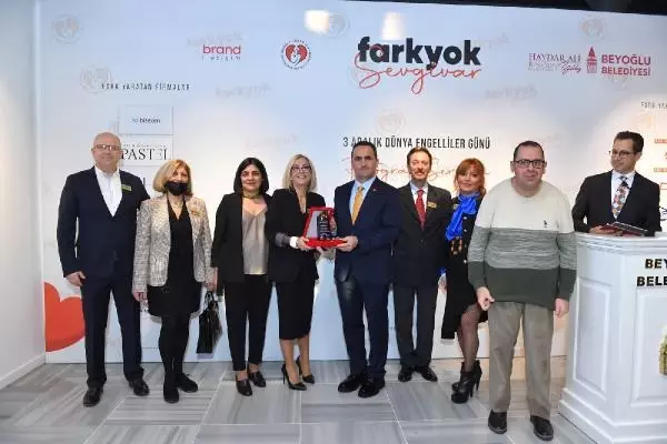 FARK YOK SEVGİ VAR' SERGİSİ BEYOĞLU'NDA GERÇEKLEŞTİ