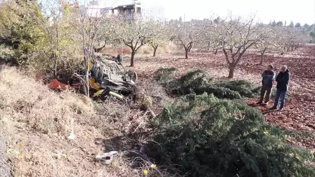 Son dakika haberi | GAZİANTEP - Tarlaya devrilen ticari taksinin şoförü öldü