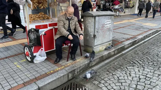 Geçim kaynağı simitlerini 13 yıldır güvercinlerle paylaşıyor