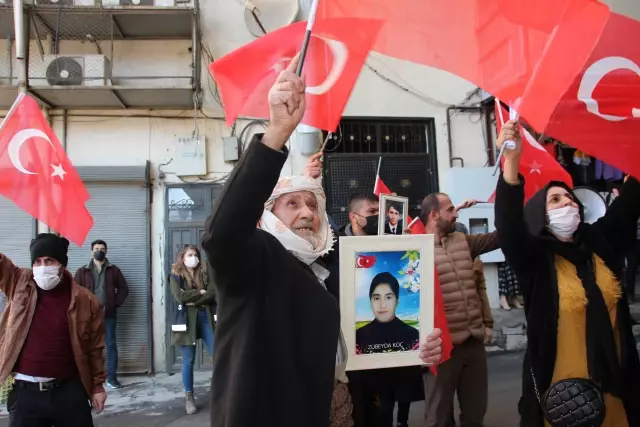Hakkarili aileler çocuklarına kavuşmak için HDP İl Başkanlığı önündeki eylemlerini sürdürdü
