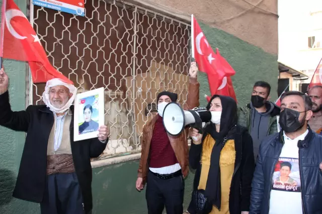 Hakkarili aileler çocuklarına kavuşmak için HDP İl Başkanlığı önündeki eylemlerini sürdürdü