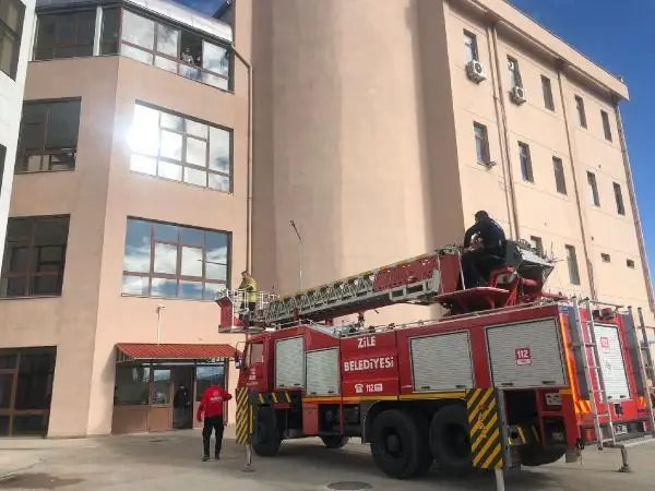 Son dakika gündem: HASTANEDE YANGIN TATBİKATI; SAĞLIK MÜDÜRLÜĞÜ ÇALIŞANI ROLÜYLE DİKKAT ÇEKTİ