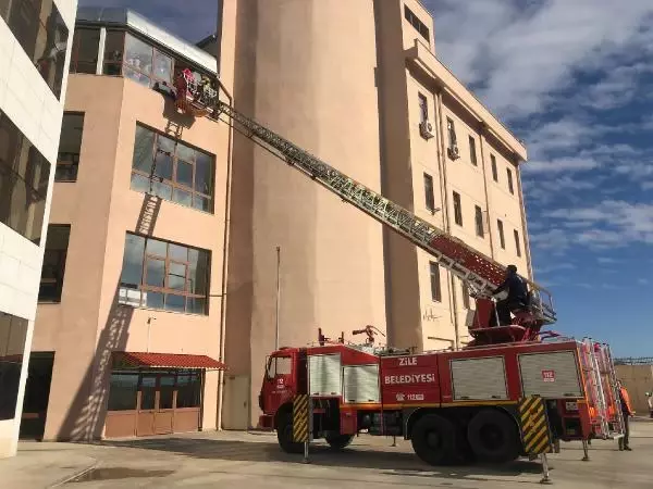 Son dakika gündem: HASTANEDE YANGIN TATBİKATI; SAĞLIK MÜDÜRLÜĞÜ ÇALIŞANI ROLÜYLE DİKKAT ÇEKTİ