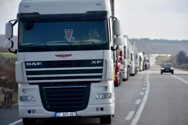 İHRACAT ARTTI, TIR KUYRUKLARI UZADI
