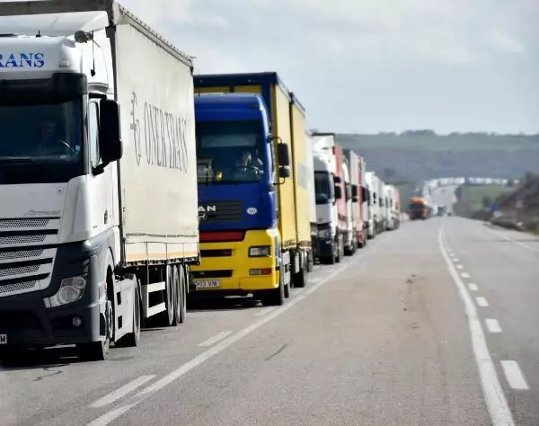 İHRACAT ARTTI, TIR KUYRUKLARI UZADI