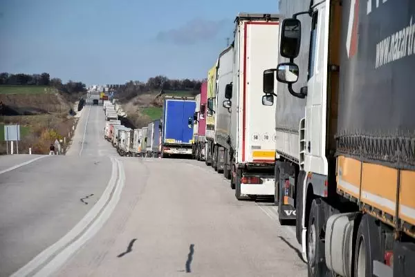 İHRACAT ARTTI, TIR KUYRUKLARI UZADI