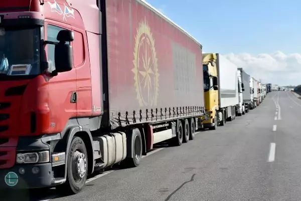 İHRACAT ARTTI, TIR KUYRUKLARI UZADI