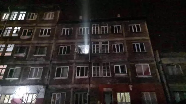 Evde mahsur kalan iki kardeşi yanmaktan komşuları kurtardı